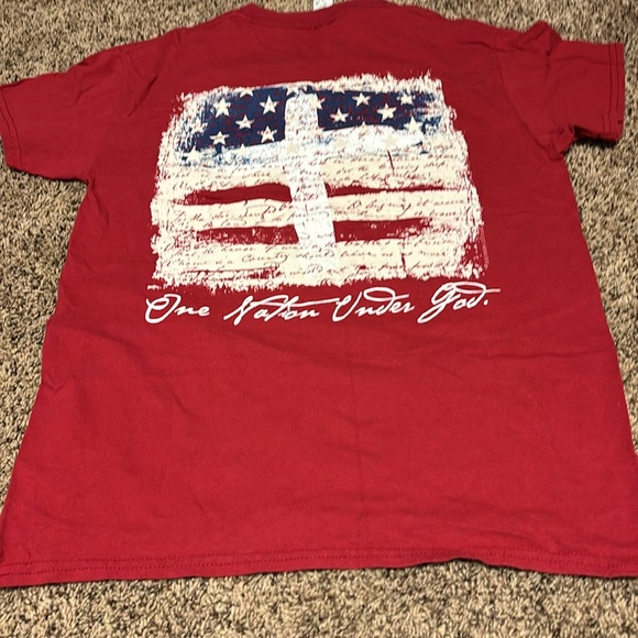 Red tshirt with flag, cross and one nation under God print size small - Picture 1 of 4